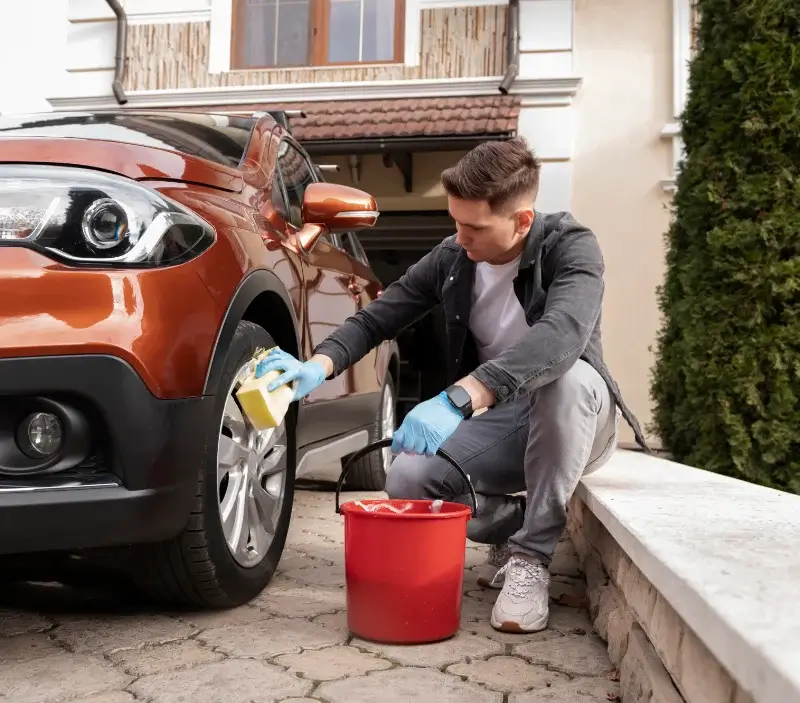 Lavage auto à domicile Saint-Martin-du-Vieux-Bellême : professionnel intervenant sur un véhicule